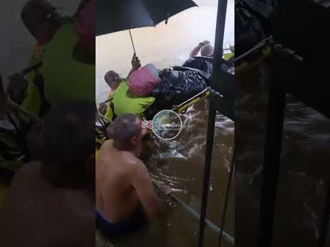 40 bomberos están haciendo rescates en Alajuela, Guatuso y San Rafael debido a las inundaciones.