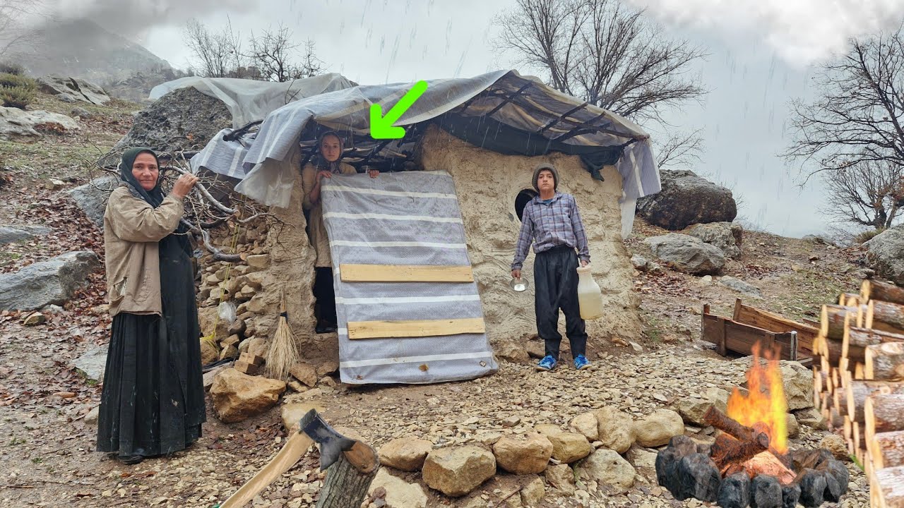 Homeless life in a hut | Surviving a rainstorm in the cold mountains 🌧️🔥