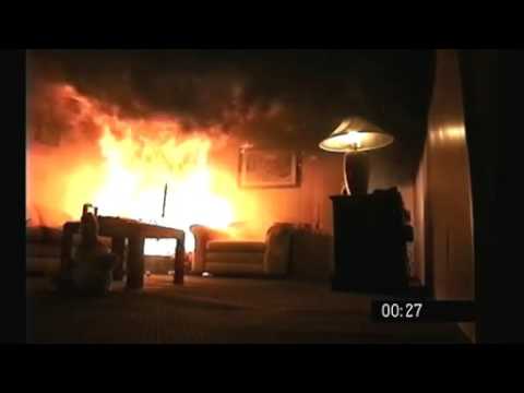 Sapin de Noël en feu détruit un salon en moins d'une minute