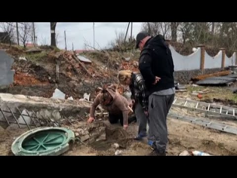 Ucraina, una madre ritrova il figlio morto in un tombino