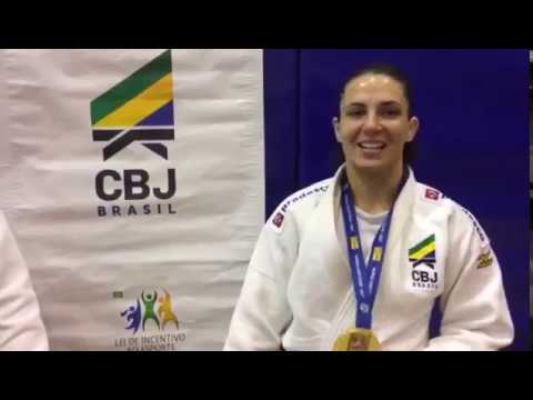 Barbara Timo, Eduardo Katsuhiro e técnicos da seleção comemoram medalhas em Zagreb