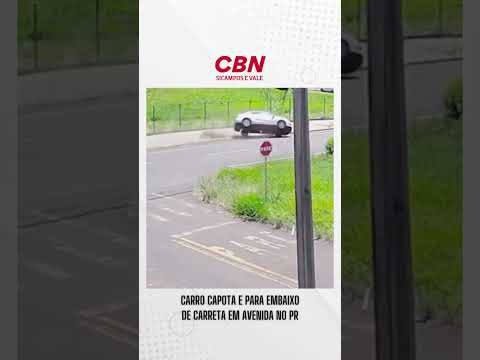 Carro capota e para embaixo de carreta em avenida no PR