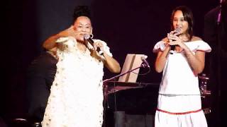 Omara Portuondo y su nieta en Concierto &quot;Gracias&quot;