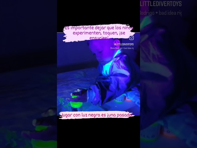 Vídeo relacionado con Silipull Paquete de 2 cartas de juego de luz negra UV, fluorescente, brilla en la oscuridad, juegos de luz negra para coleccionistas nocturnos de casino, accesorios de regalo de fiesta, suministros de