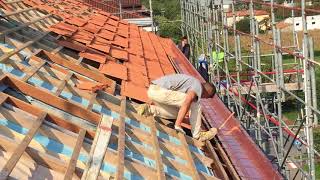 Posa delle tegole e saldatura della scala condominiale