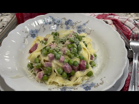 Creamy pasta with ham and peas