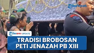 Momen Keluarga Jalani Tradisi Brobosan Sebelum Jenazah PB XIII Dikirab dari Keraton ke Loji Gandrung