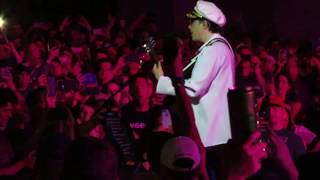 Weezer Complete a-ha TAKE ON ME cover (Rivers Cuomo Acoustic while in Audience) Camden, NJ  7-21-18