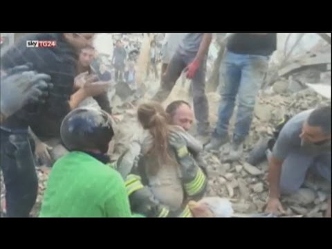 Terremoto na Itália: após 17 horas soterrada, menina de 10 anos é resgatada com vida