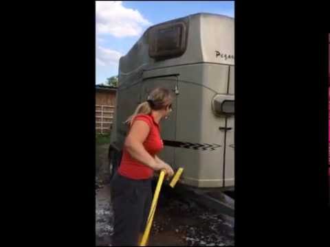 Reimo Produkttest: Pferdeanhänger mit Hilfe von Reimo Produkten putzen