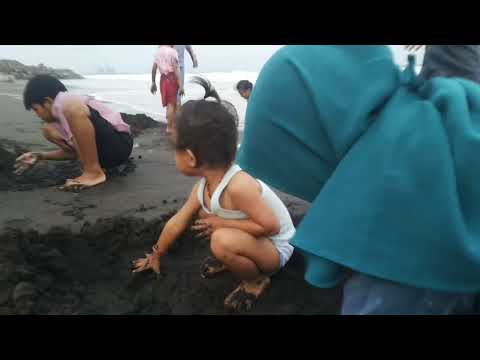 Bermain pasir di pantai hana adiva