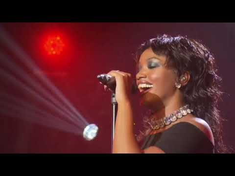 IZA cantando Sem Filtro no Fantástico