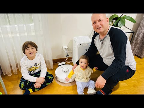 Şarj istasyonunu otomatik bulan yeni süpürgemiz.Fatih Selim ve kardeşi makineyi keşfediyor