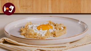 Crepes de avena rellenos de huevo y feta para un desayuno (o cena) fácil, rápido y rico