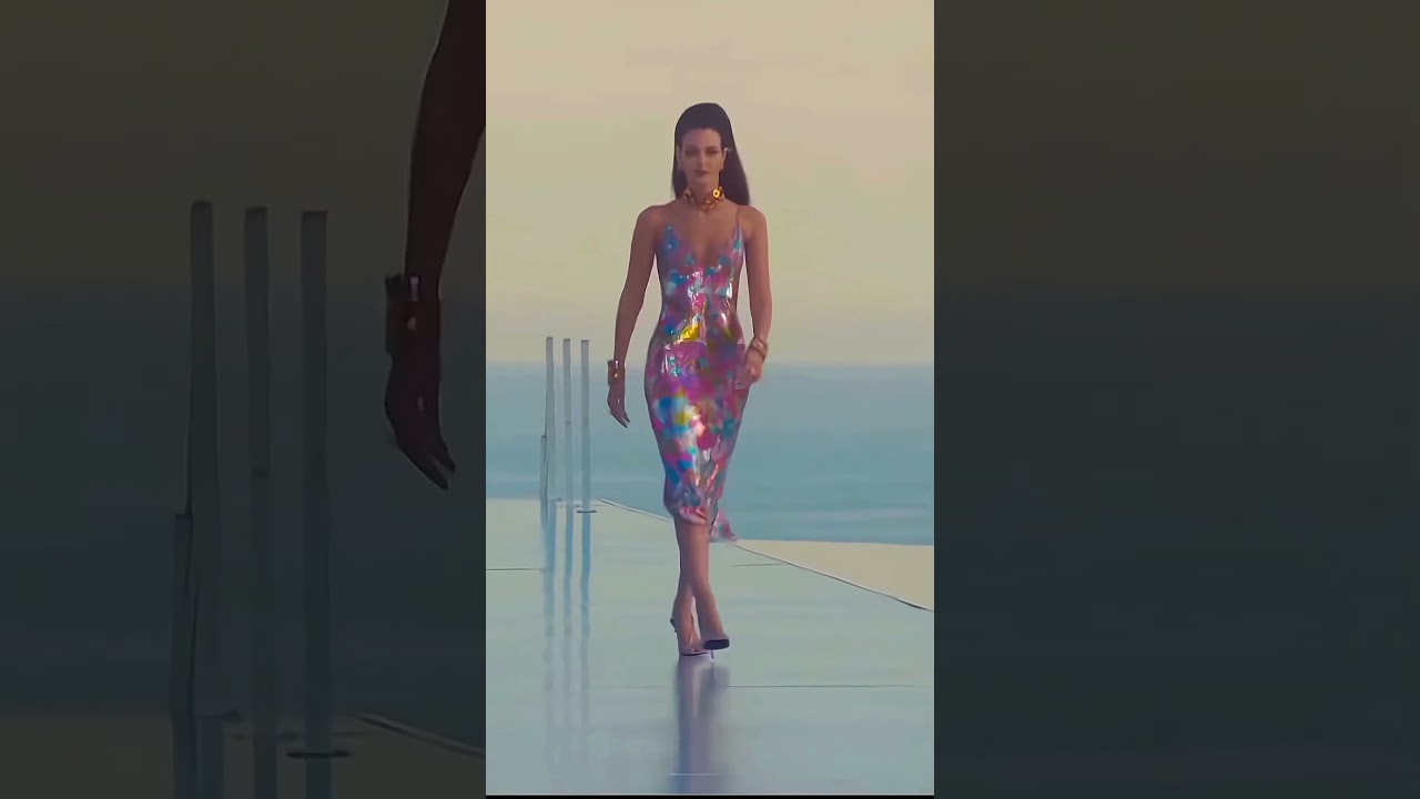 #vittoriaceretti best walk💜#runway #fashion #shortsviral #feed #foryou #supermodel #ytshorts #edits