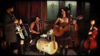 Une Americaine A Paris - Rupa and the April Fishes