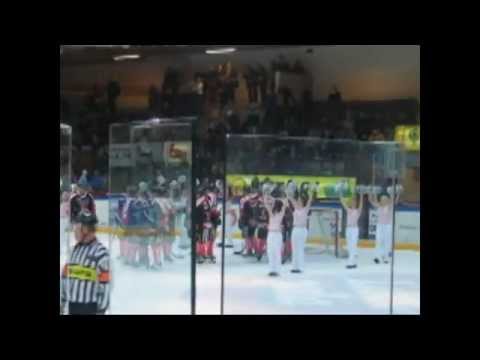 Voiton jälkeistä fiilistelyä ottelussa JYP-Kärpät 30.9.2003