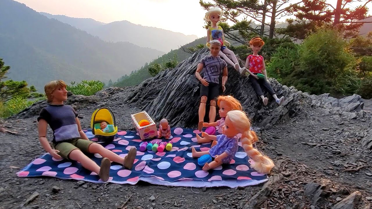 Hiking ! Elsa & Anna toddlers - mountains - pop it fidget toys