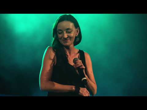 Sprytna i wybitna (sł. Agnieszka Osiecka, muz. Andrzej Piekarczyk) - Joanna Kalinowska