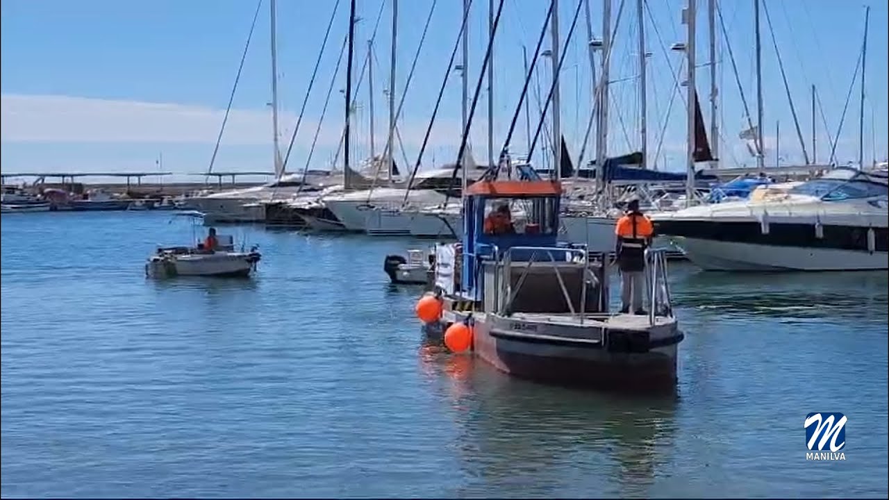 Ya está en marcha el servicio de barcos de limpieza en el litoral