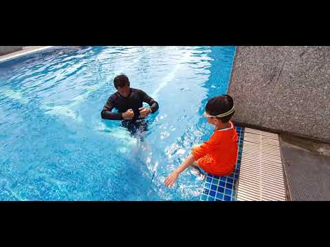 Children Learning the Mushroom Float Saigon Swim Class 0984011721 Kids Swimming Lessons