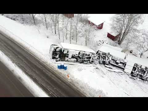 230105 Se filmen från E22 från olyckan med lastbilen utanför Söderköping