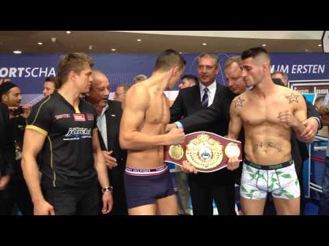 Haxhi Krasniqi vs  Serdar Sahin në peshimet zyrtare   Boksieri shqiptar e tremb turkun me shikim