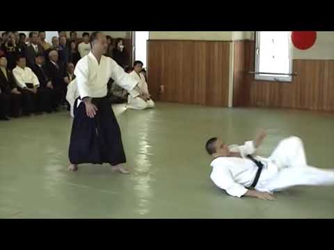 Oyamada Sensei performs at the Yoshinkan Aikido honbu dojo – Kagami Biraki, January 2007.