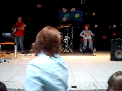 Auftritt in der schule Tobias Sitz  Am Schlagzeug  und spielt sein solo