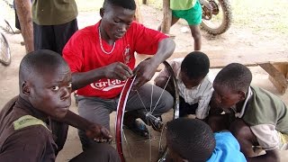 preview picture of video 'Patenschaft Afrika: Hilfe für Aids-Waise Diki Kaggwa, Uganda, Velo-Mechaniker'