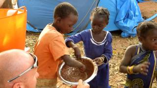 preview picture of video 'goûter de la mousse au chocolat à Kankalaba, Burkina Faso'