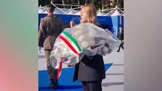 Meloni e Crosetto depongono un mazzo di rose in omaggio ai 4 militari morti in Bosnia