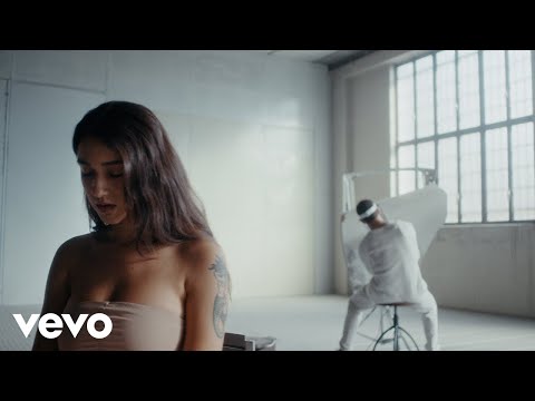 Camilla Magli - IL FUMO UCCIDE (Official Video)