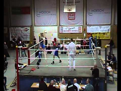 Steven Zentgraf im Einlagekampf gegen den Hasper Mersit Hadzic am 19.11.2011