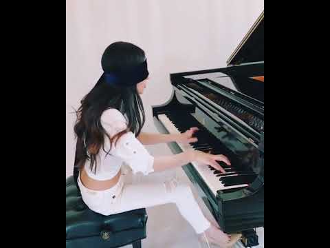 Lola Astanova (blindfolded) - La Campanella