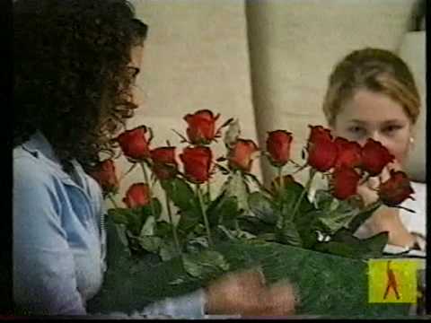 OT 2 Angel le regala rosas a Elena Gadel