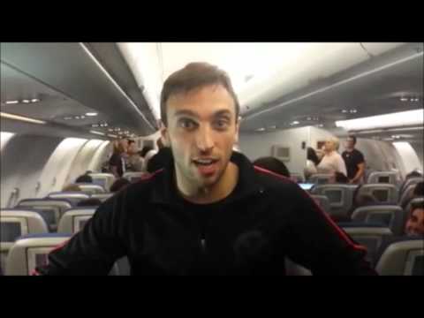 Léo Lins faz stand-up em voo 5 horas atrasado e com passageiros presos