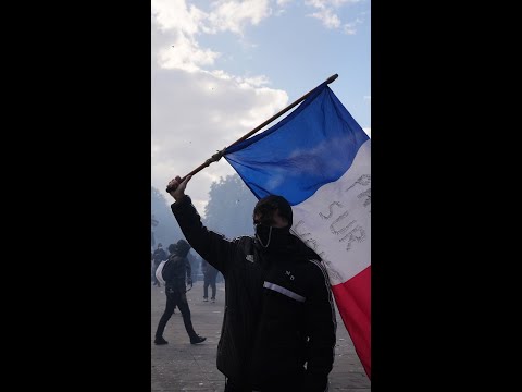 French police clash with protesters