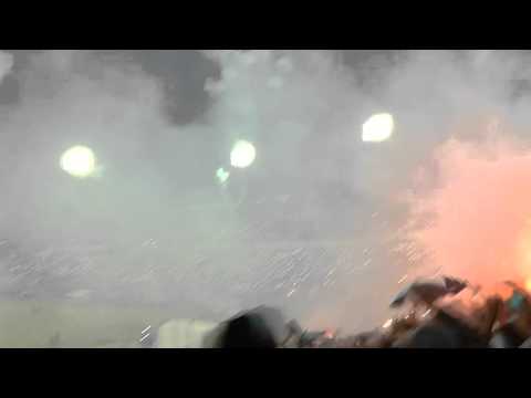 "SALIDA COLO-COLO VS independiente del valle" Barra: Garra Blanca • Club: Colo-Colo