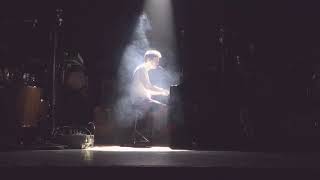 Jacob Collier singing ‘You And I’ in Madrid