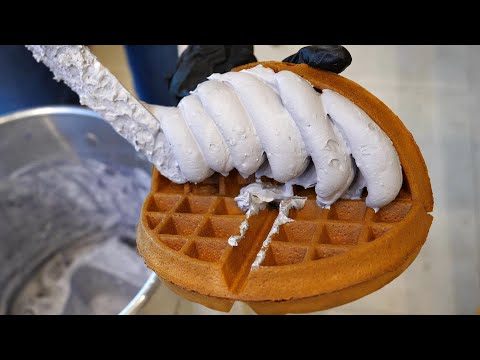 생크림 엄청나게 발라주는 뚱와플 / Big waffle with whipped cream / korean street food