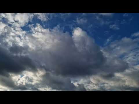 Музыкальное видео с плывущими по небу облаками. Облака быстро плывут по голубому небу.