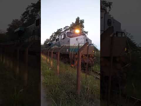 MINÉRIO PASSANDO AO LADO DA ESTRADA CENTO E CINCO, EM ITABIRA-MG