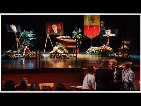 L'addio a Luigi De Filippo: l'affetto di amici e colleghi alla camera ardenti al teatro Parioli