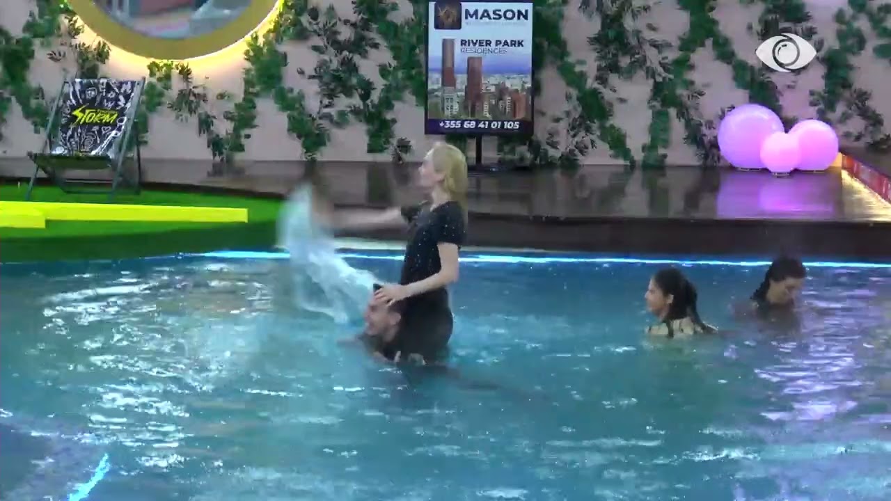 Banorët 'sfidojnë' motin, lahen në pishinë teksa bie shi