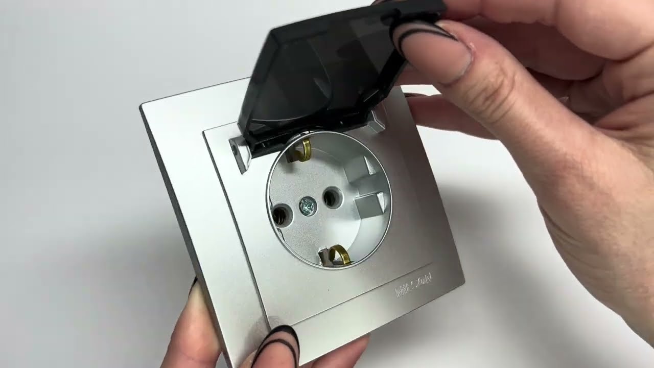 Розетка одинарна з/з та кришкою NILSON Touran Срібло 24131018