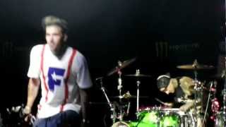 Yelawolf and Travis Barker - Push 'Em