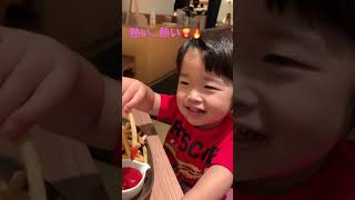 熱いポテトを食べる2歳の坊や