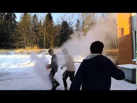 Slänga hett vatten i kall luft