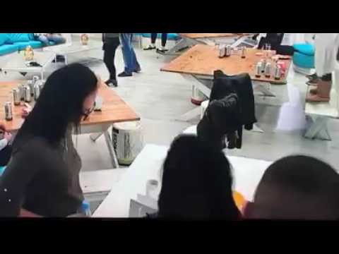 MC Knele i Ana - Ana otvara poklone i dobija poklon od Kneleta